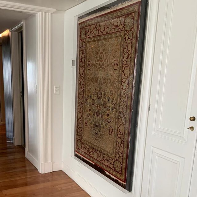 Cúpula de acrílico con alfombra antigua